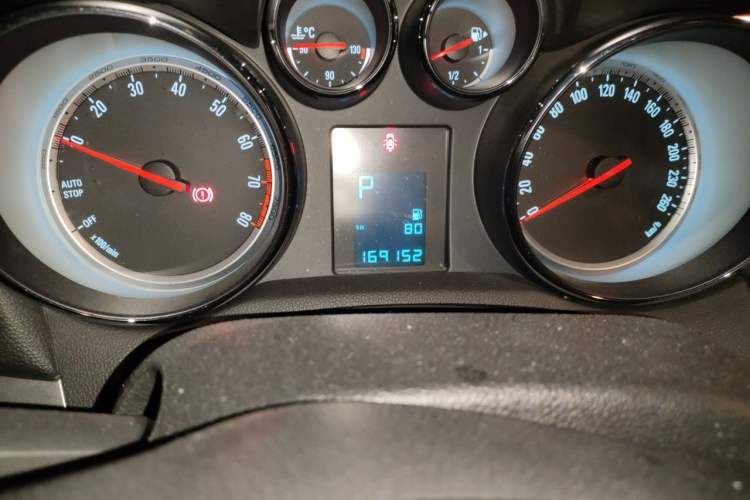 Used Buick Encore 2015 1.4T Automatic Two-Wheel Drive Urban Elite Version Odometer Close Up
