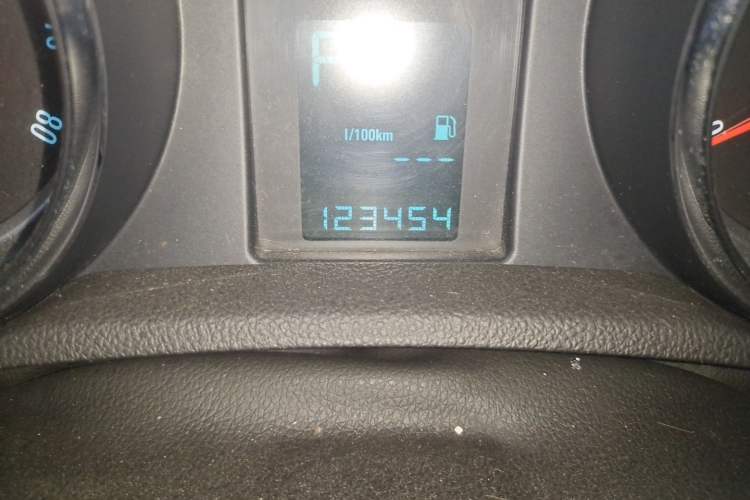 Used Buick Encore 2015 1.4T Automatic Two-Wheel Drive Urban Elite Version Odometer Close Up