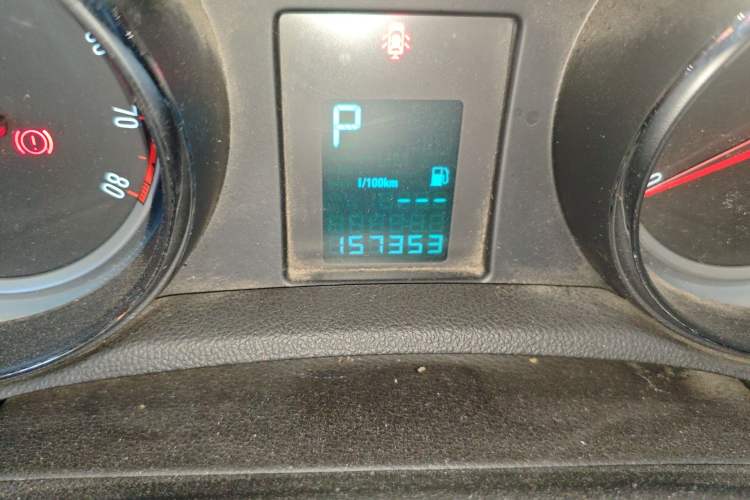 Used Buick Encore 2015 1.4T Automatic Two-Wheel Drive Urban Elite Version Odometer Close Up