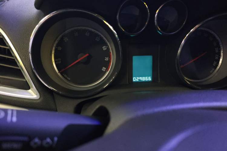 Used Buick Encore 2015 1.4T Automatic Two-Wheel Drive Urban Elite Version Odometer Close Up