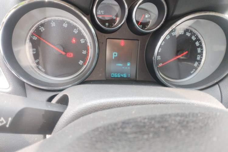 Used Buick Encore 2015 1.4T Automatic Two-Wheel Drive Urban Elite Version Odometer Close Up