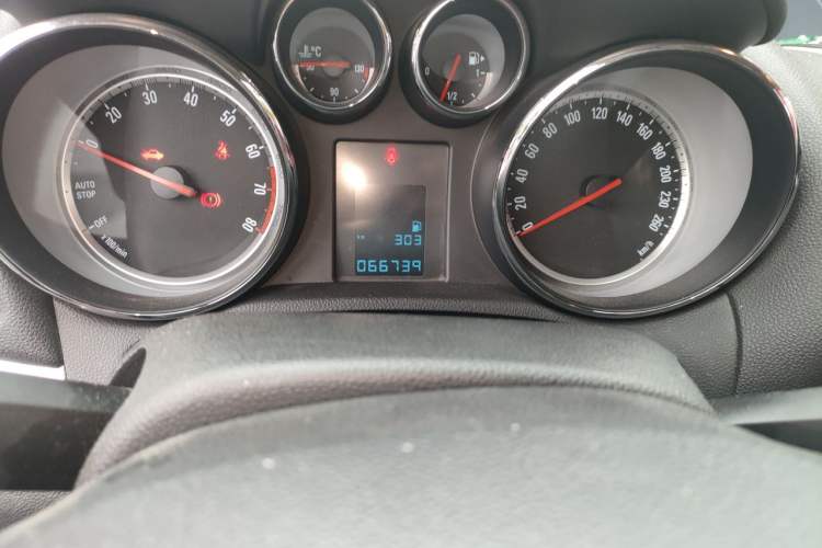 Used Buick Encore 2015 1.4T Manual Two-Wheel Drive Urban Advanced Model Odometer Close Up