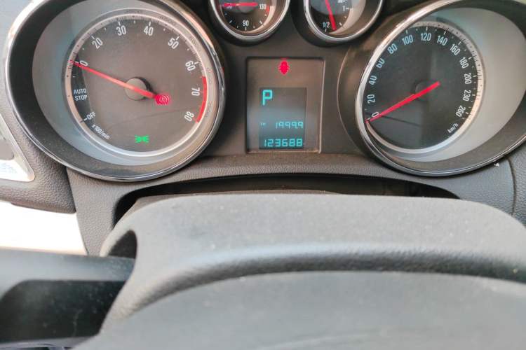Used Buick Encore 2015 1.4T Automatic Two-Wheel Drive Urban Elite Version Odometer Close Up