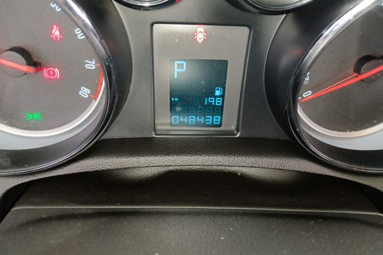 Used Buick Encore 2015 1.4T Automatic Two-Wheel Drive Urban Leading Model Odometer Close Up