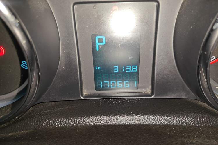 Used Buick Encore 2015 1.4T Automatic Two-Wheel Drive Urban Elite Version Odometer Close Up
