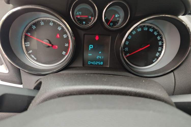 Used Buick Encore 2015 1.4T Automatic Two-Wheel Drive Urban Elite Version Odometer Close Up