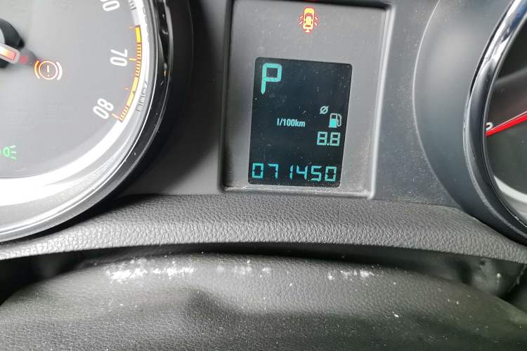 Used Buick Encore 2015 1.4T Automatic Two-Wheel Drive Urban Leading Model Odometer Close Up