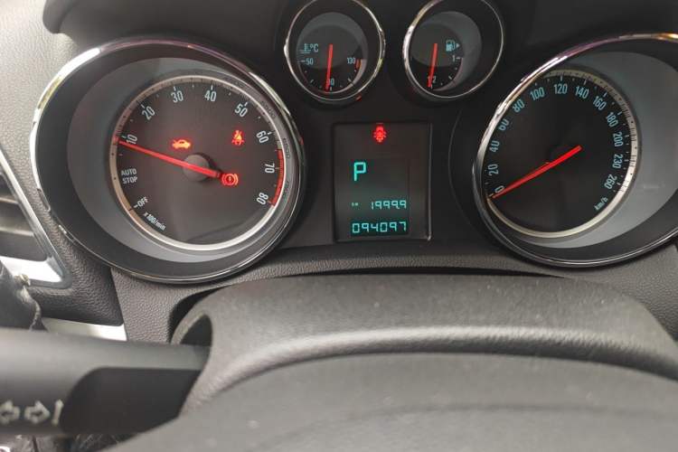 Used Buick Encore 2015 1.4T Automatic Two-Wheel Drive Urban Elite Version Odometer Close Up