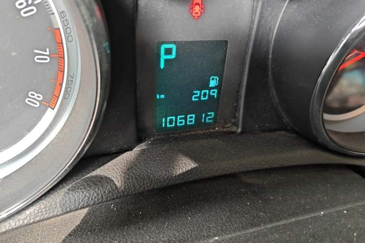 Used Buick Encore 2015 1.4T Automatic Two-Wheel Drive Urban Elite Version Odometer Close Up