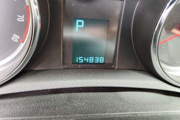 Used Buick Encore 2015 1.4T Automatic Two-Wheel Drive Urban Elite Version Odometer Close Up