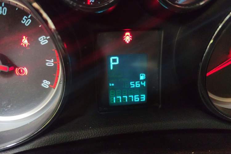 Used Buick Encore 2015 1.4T Automatic Two-Wheel Drive Urban Elite Version Odometer Close Up