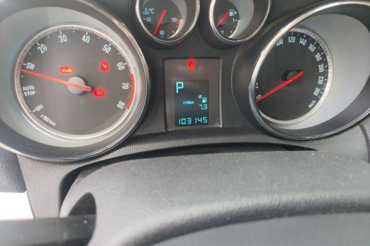 Used Buick Encore 2015 1.4T Automatic Two-Wheel Drive Urban Elite Version Odometer Close Up