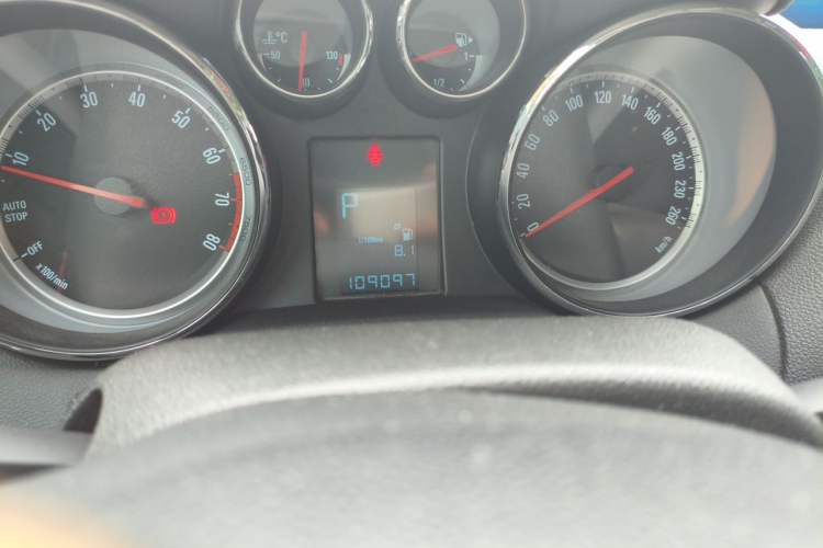 Used Buick Encore 2015 1.4T Automatic Two-Wheel Drive Urban Elite Version Odometer Close Up