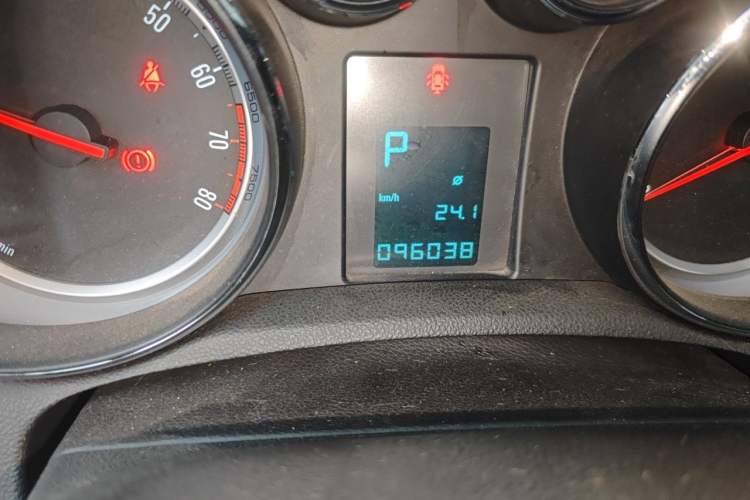 Used Buick Encore 2015 1.4T Automatic Two-Wheel Drive Urban Elite Version Odometer Close Up