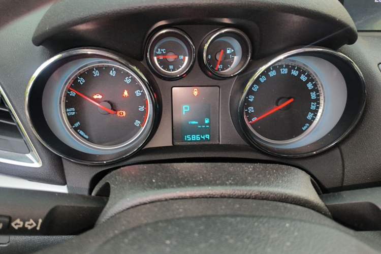 Used Buick Encore 2015 1.4T Automatic Two-Wheel Drive Urban Elite Version Odometer Close Up