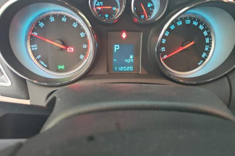 Used Buick Encore 2015 1.4T Automatic Two-Wheel Drive Urban Leading Model Odometer Close Up