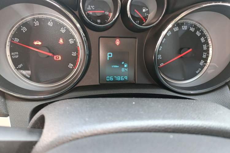 Used Buick Encore 2015 1.4T Automatic Two-Wheel Drive Urban Elite Version Odometer Close Up