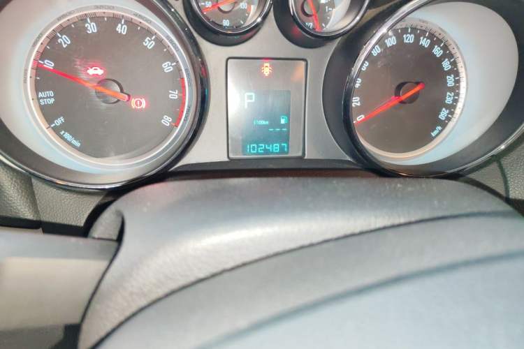Used Buick Encore 2015 1.4T Automatic Two-Wheel Drive Urban Elite Version Odometer Close Up