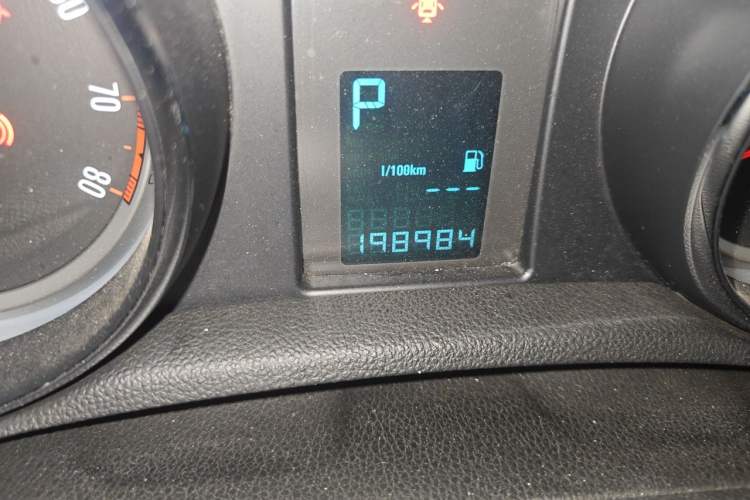 Used Buick Encore 2015 1.4T Automatic Two-Wheel Drive Urban Elite Version Odometer Close Up
