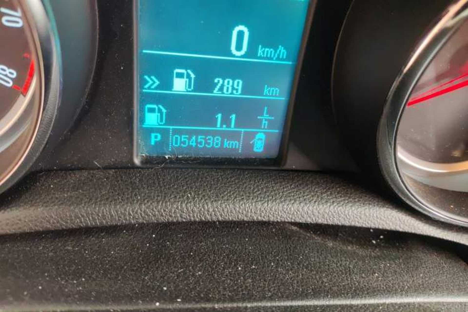Used Buick Encore 2015 1.4T Automatic All-Wheel-Drive Flagship Model Odometer Close Up