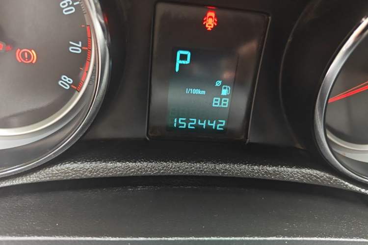 Used Buick Encore 2015 1.4T Automatic Two-Wheel Drive Urban Elite Version Odometer Close Up