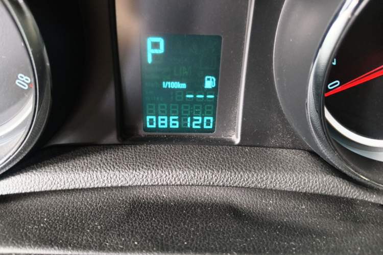 Used Buick Encore 2015 1.4T Automatic Two-Wheel Drive Urban Leading Model Odometer Close Up