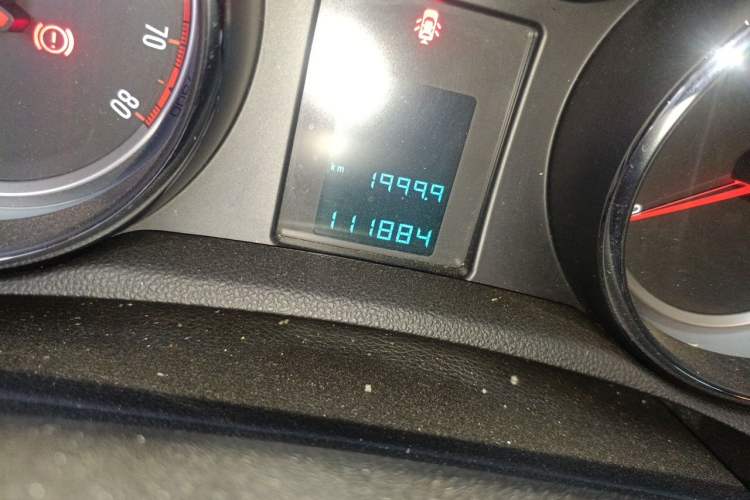 Used Buick Encore 2015 1.4T Automatic Two-Wheel Drive Urban Elite Version Odometer Close Up