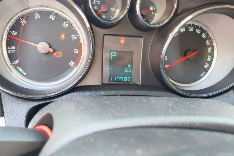 Used Buick Encore 2015 1.4T Automatic Two-Wheel Drive Urban Elite Version Odometer Close Up