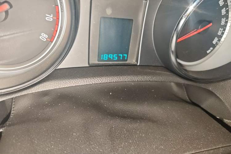 Used Buick Encore 2015 1.4T Automatic Two-Wheel Drive Urban Elite Version Odometer Close Up