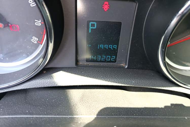 Used Buick Encore 2015 1.4T Automatic Two-Wheel Drive Urban Elite Version Odometer Close Up