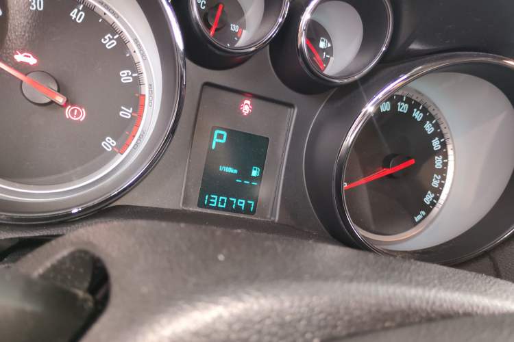 Used Buick Encore 2015 1.4T Automatic Two-Wheel Drive Urban Leading Model Odometer Close Up