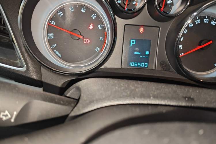 Used Buick Encore 2015 1.4T Automatic Two-Wheel Drive Urban Elite Version Odometer Close Up