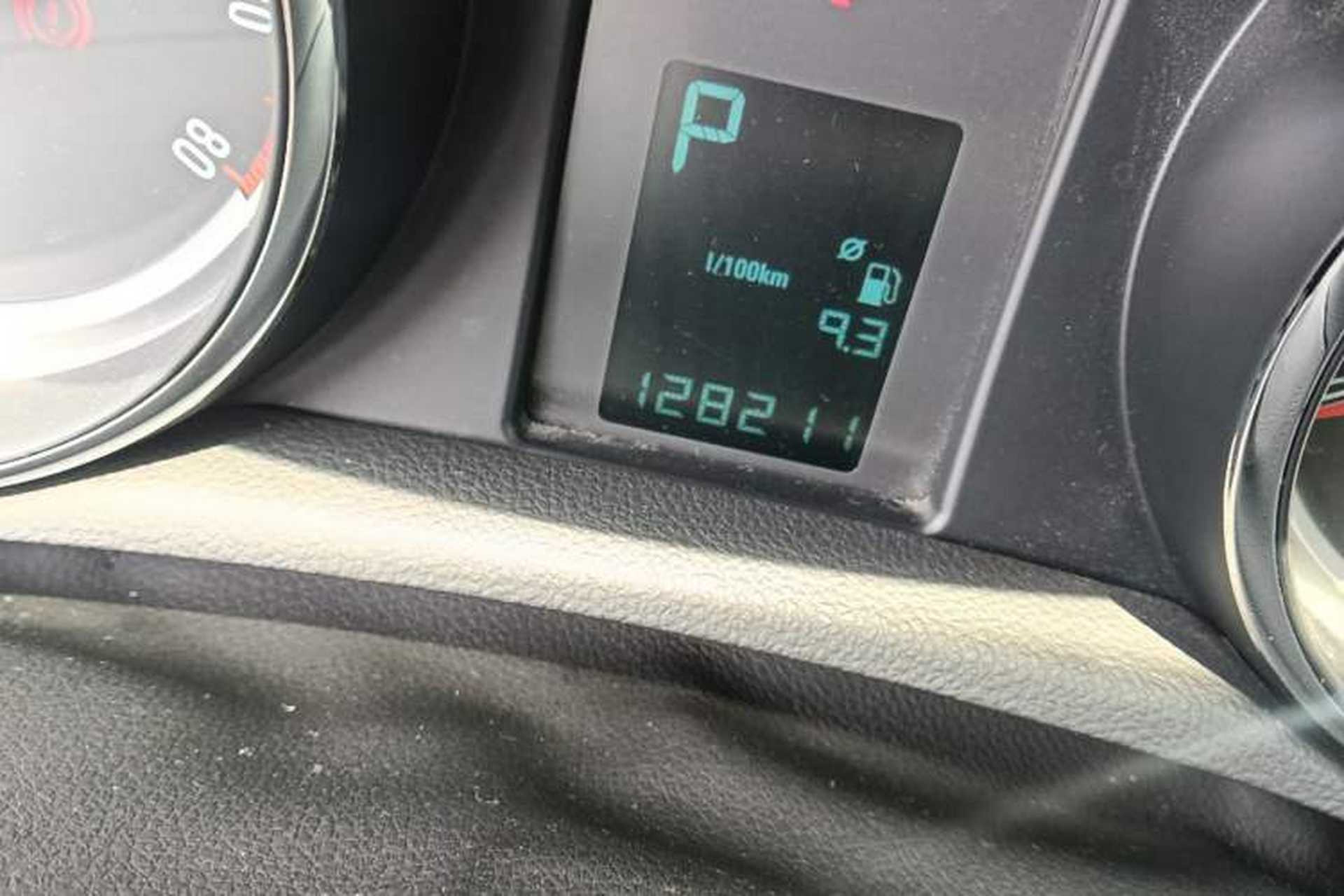 Used Buick Encore 2015 1.4T Automatic Two-Wheel Drive Urban Leading Model Odometer Close Up