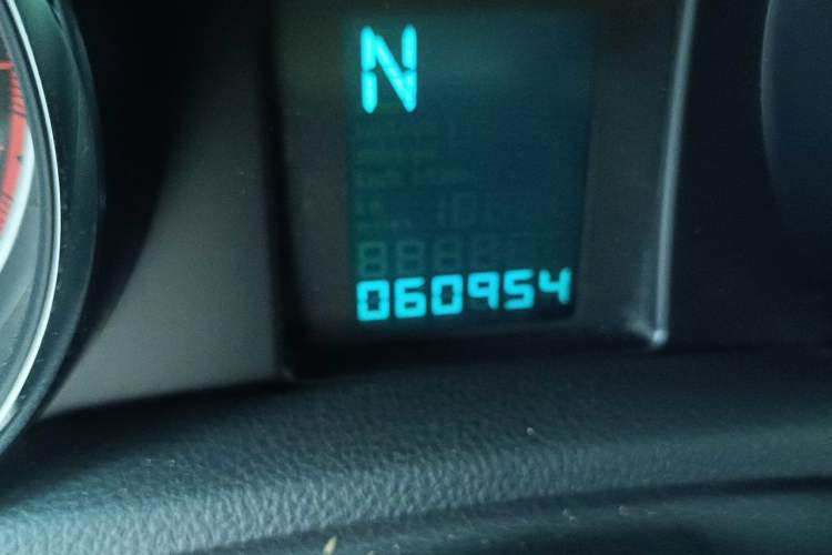 Used Buick Encore 2015 1.4T Automatic Two-Wheel Drive Urban Elite Version Odometer Close Up