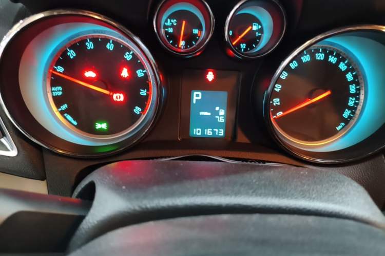 Used Buick Encore 2015 1.4T Automatic Two-Wheel Drive Urban Leading Model Odometer Close Up