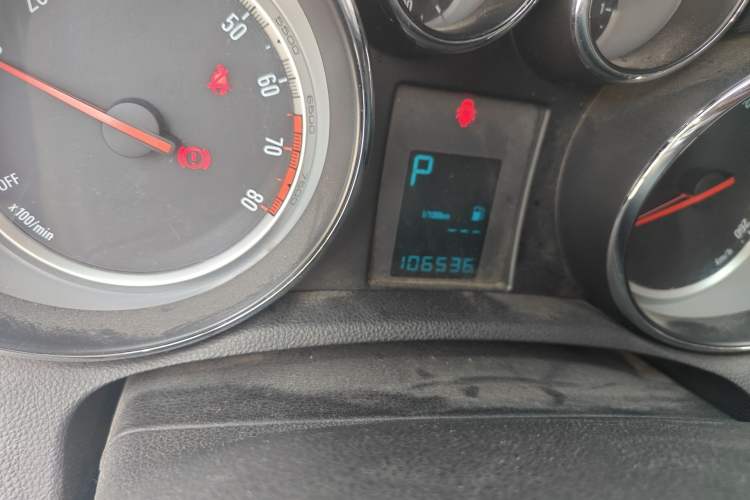 Used Buick Encore 2015 1.4T Automatic Two-Wheel Drive Urban Leading Model Odometer Close Up