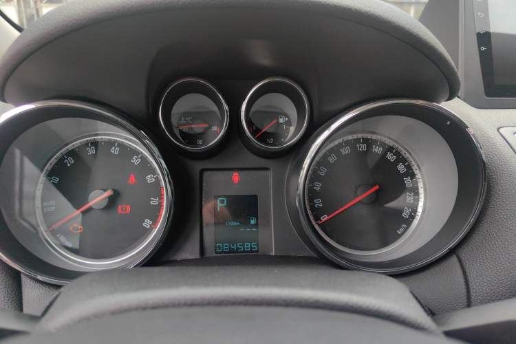 Used Buick Encore 2015 1.4T Automatic Two-Wheel Drive Urban Elite Version Odometer Close Up
