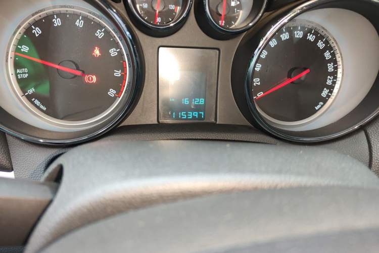 Used Buick Encore 2015 1.4T Automatic Two-Wheel Drive Urban Elite Version Odometer Close Up