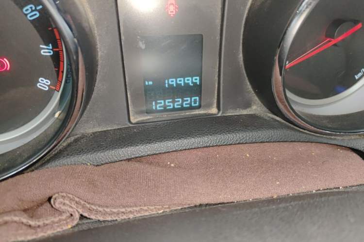 Used Buick Encore 2015 1.4T Manual Two-Wheel Drive Urban Advanced Model Odometer Close Up