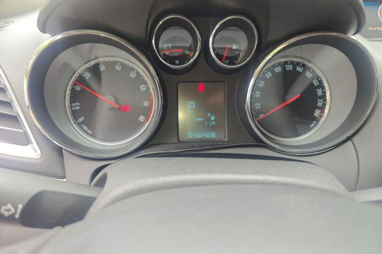 Used Buick Encore 2015 1.4T Automatic Two-Wheel Drive Urban Leading Model Odometer Close Up