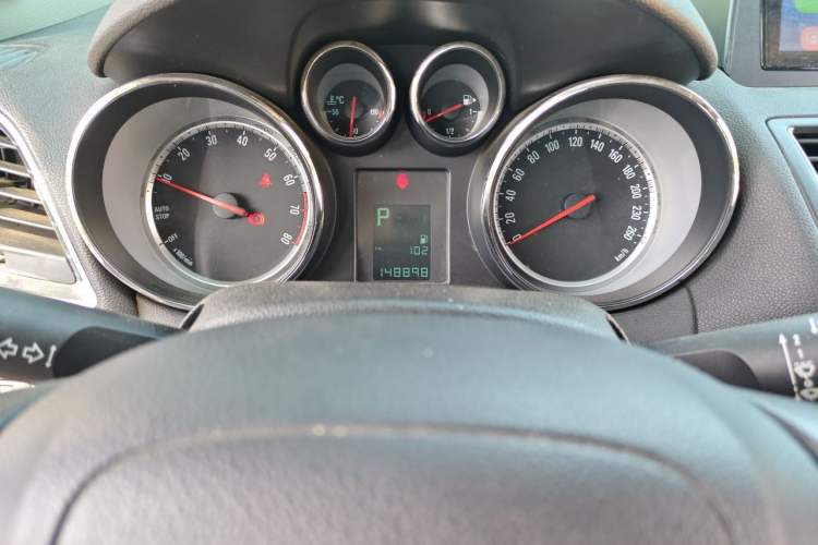 Used Buick Encore 2015 1.4T Automatic Two-Wheel Drive Urban Elite Version Odometer Close Up