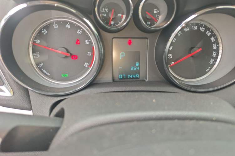 Used Buick Encore 2015 1.4T Automatic Two-Wheel Drive Urban Leading Model Odometer Close Up