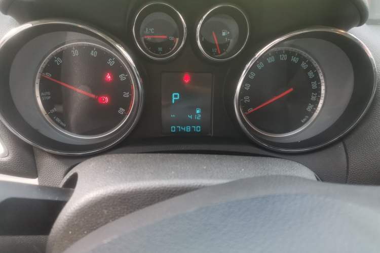 Used Buick Encore 2015 1.4T Automatic Two-Wheel Drive Urban Elite Version Odometer Close Up