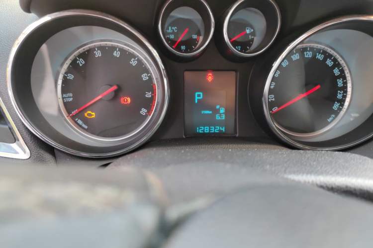 Used Buick Encore 2015 1.4T Automatic Two-Wheel Drive Urban Leading Model Odometer Close Up