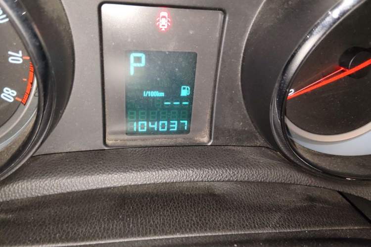 Used Buick Encore 2015 1.4T Automatic Two-Wheel Drive Urban Elite Version Odometer Close Up