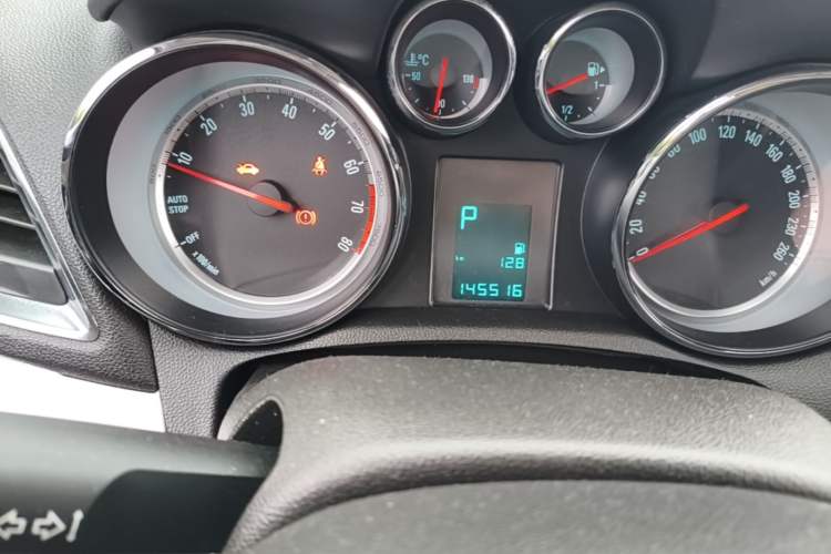 Used Buick Encore 2015 1.4T Automatic Two-Wheel Drive Urban Elite Version Odometer Close Up
