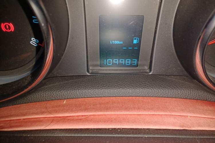 Used Buick Encore 2015 1.4T Manual Two-Wheel Drive Urban Advanced Model Odometer Close Up