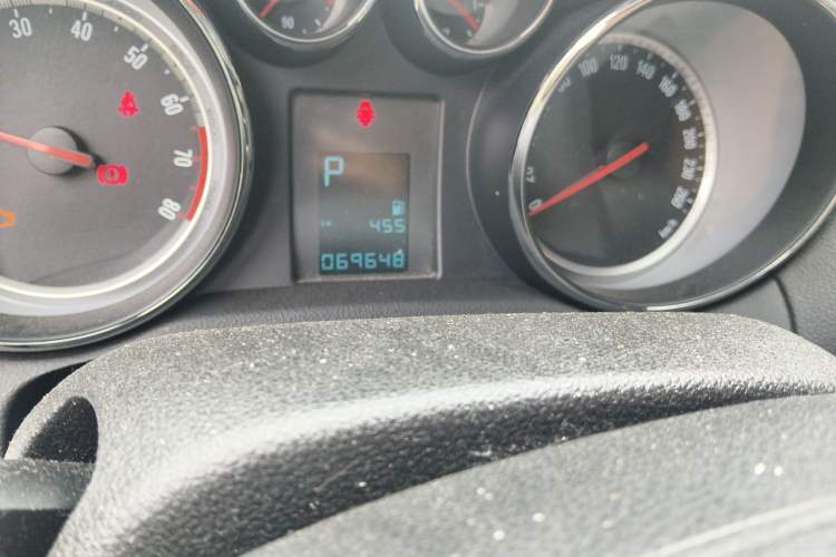 Used Buick Encore 2015 1.4T Automatic Two-Wheel Drive Urban Elite Version Odometer Close Up