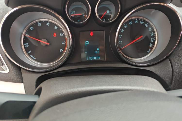Used Buick Encore 2015 1.4T Automatic Two-Wheel Drive Urban Elite Version Odometer Close Up