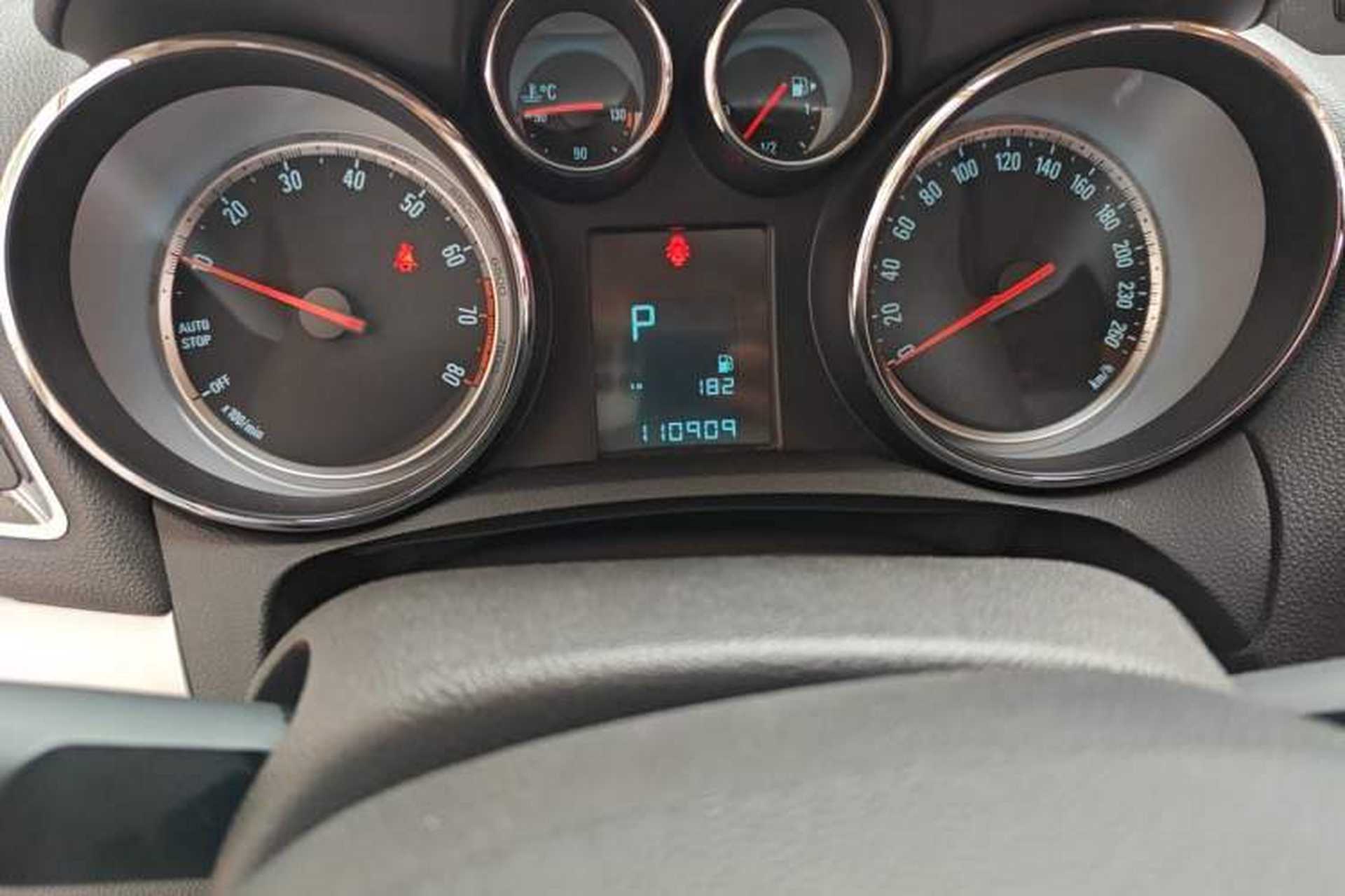 Used Buick Encore 2015 1.4T Automatic Two-Wheel Drive Urban Elite Version Odometer Close Up